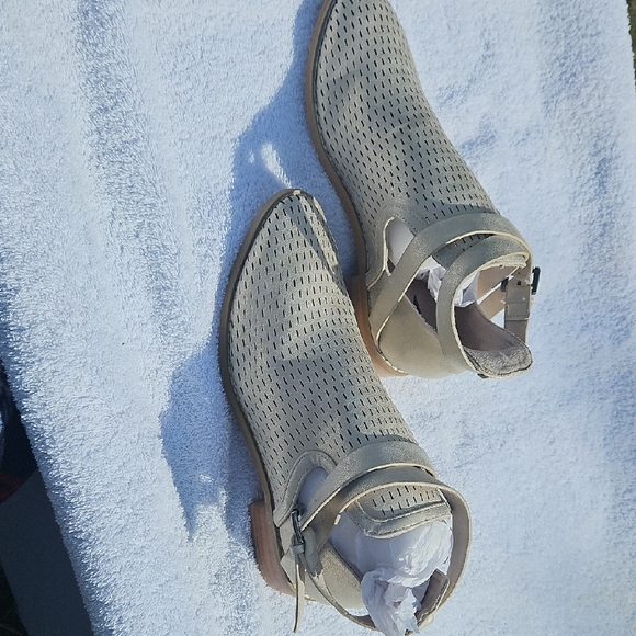 Stylish Beige Ankle Booties - Picture 3 of 6